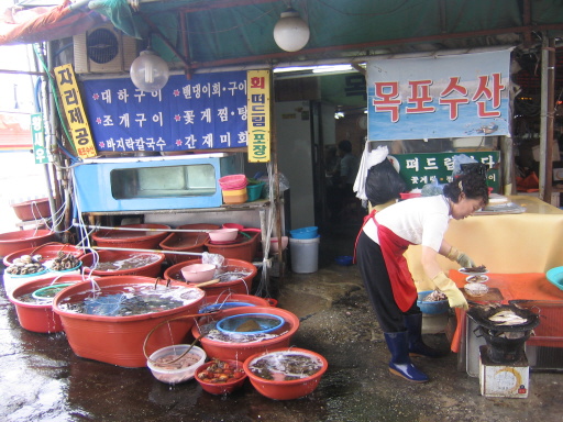 갯벌을, 바다를 잃은 사람들이 횟집과 어시장에서 바다를 팔고 있다. 선창포구의 횟집. 